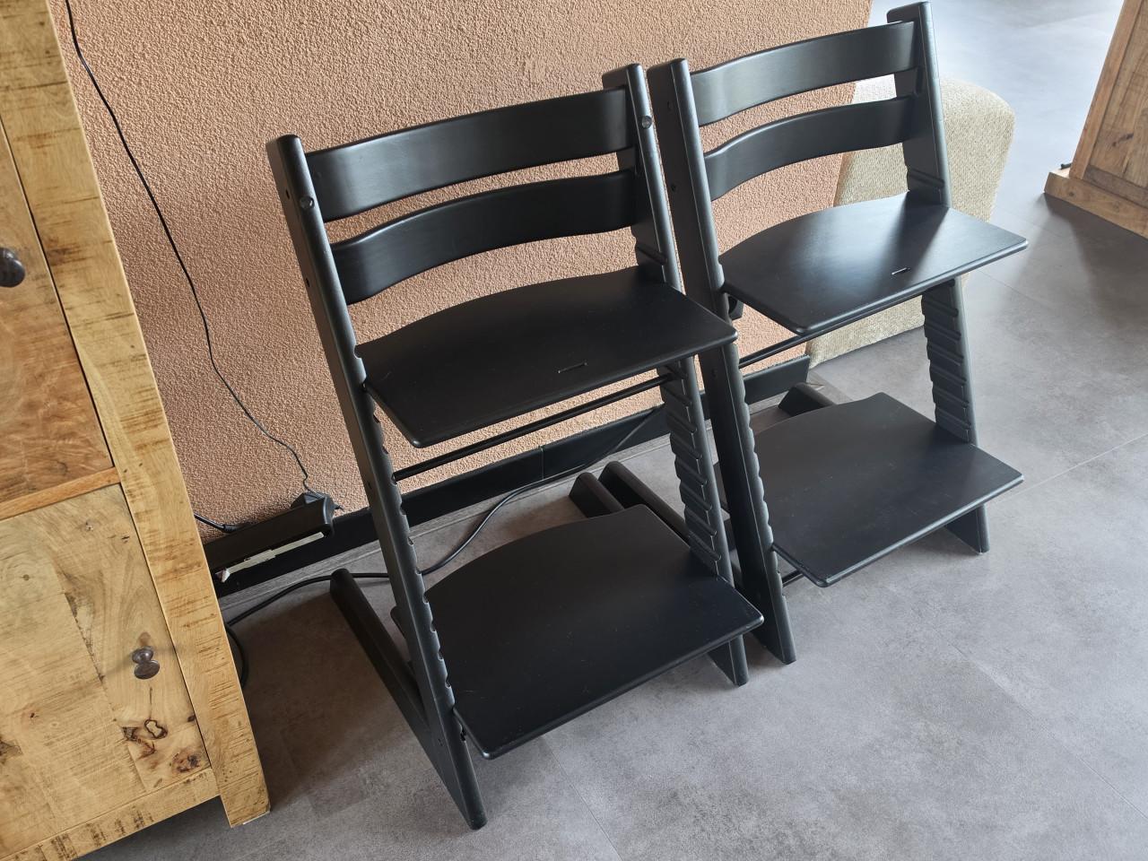 2 matzwarte triptrap stoelen