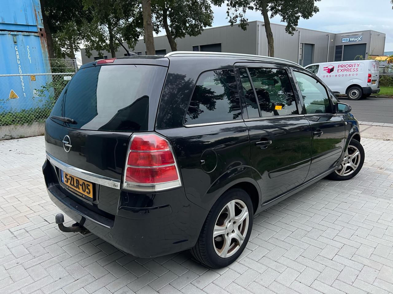 Opel Zafira 1.8 Essentia 7 zitter Jaar apk
