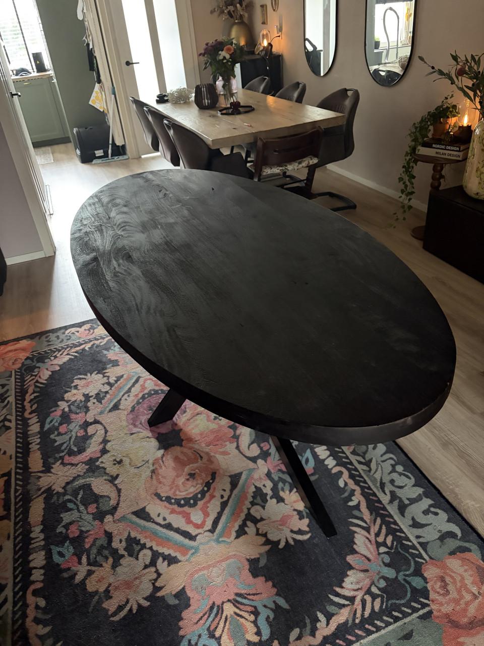 Zwarte mangohouten tafel met gebruikerssporen
