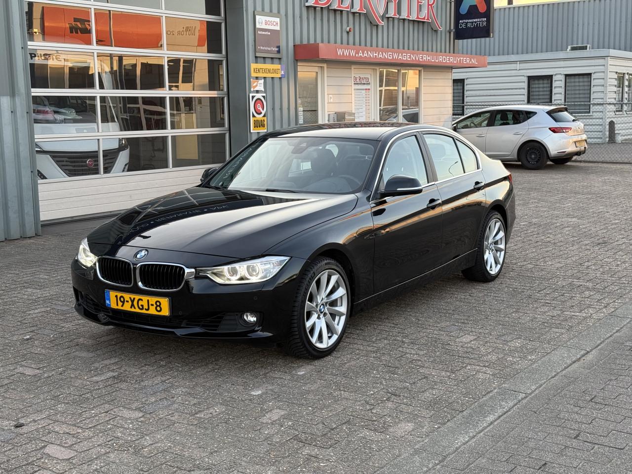 BMW 3-serie - 320i High Executive
