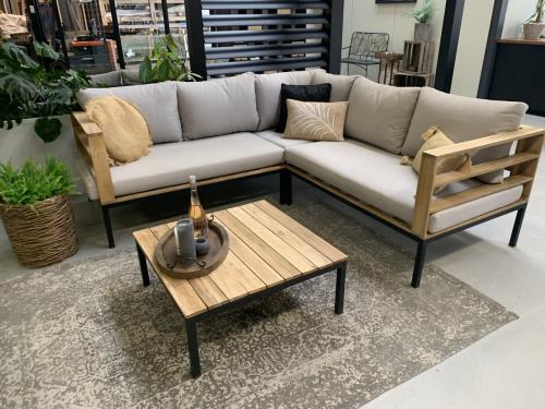 Hout met aluminium loungeset met kussens en tafel.