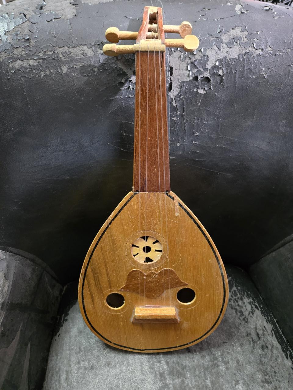 Oud (ook wel Oed genoemd), Arabisch snaarinstrument ong. 50cm