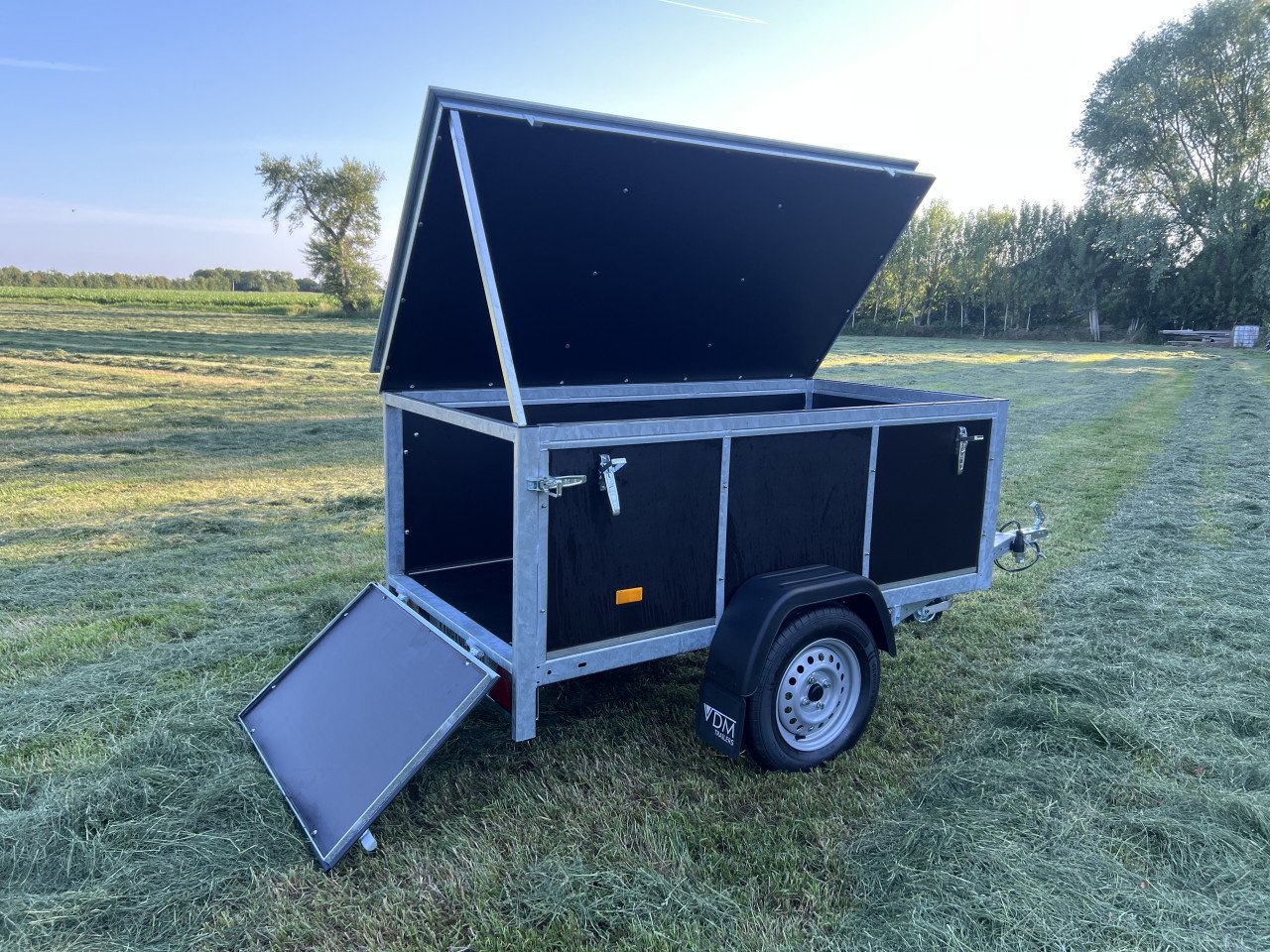 Nieuwe plateau wagens en andere aanhangers