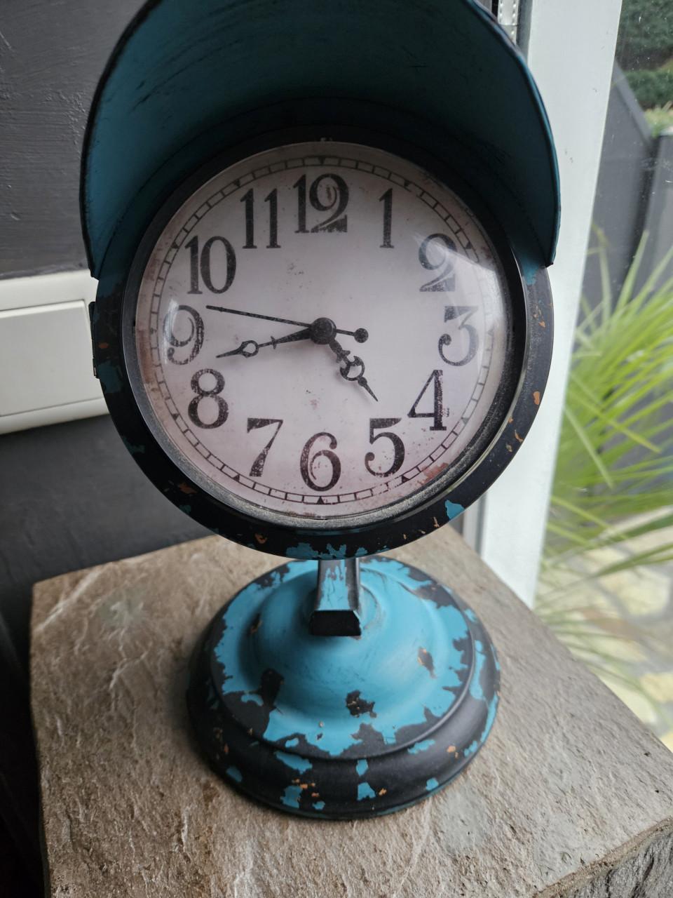 Prachtige metalen retro look tafelklok in werkende staat...