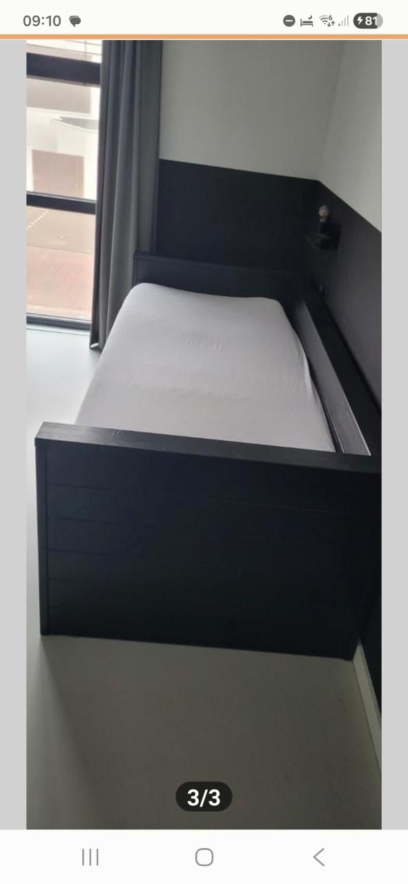 Zwart stoer eenpersoons bed