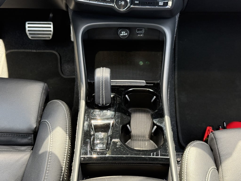 Volvo XC40 t5 262pk recharge r-design | panodak| adap.cruise| 360camera| el