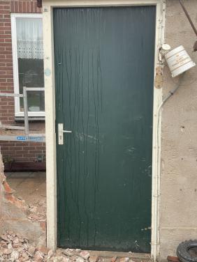 Te koop stevige houten deur voor schuur of berging