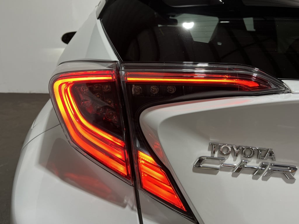 Toyota C-hr 1.8 hybrid bi-tone plus | leer | camera | trekhaak |