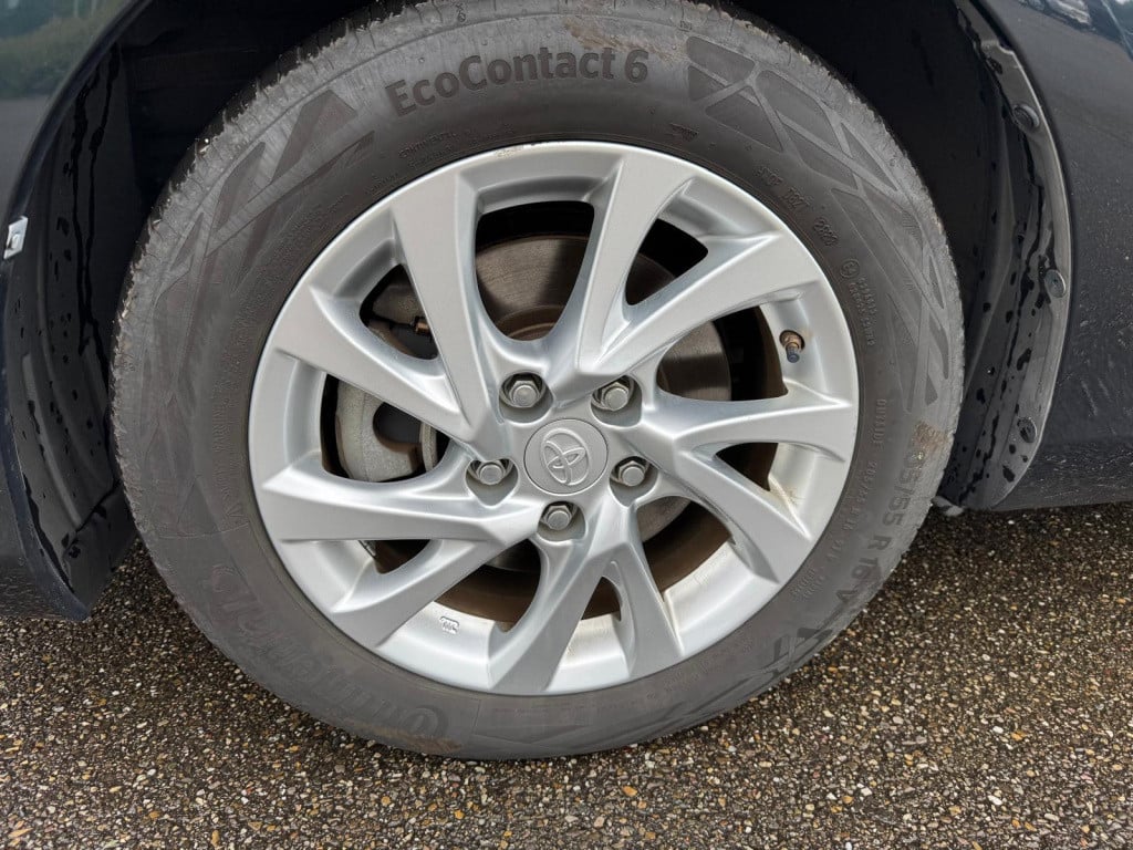Toyota Auris 1.8 hybrid lease pro