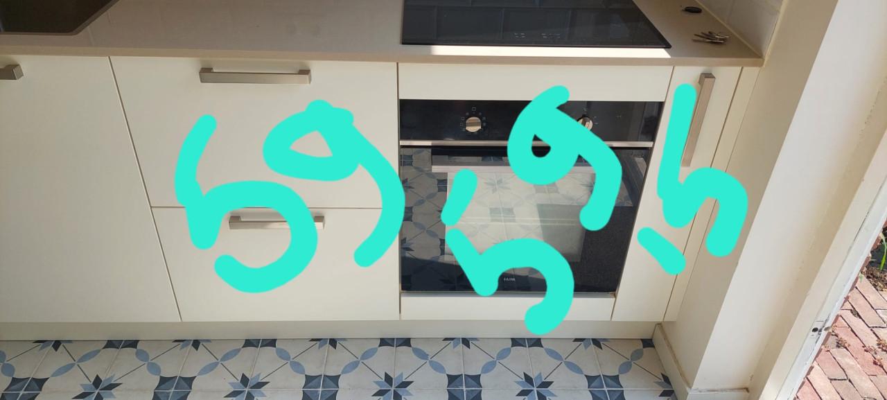 Moderne witte keuken 2,95 m met natuurstenen blad (2023)