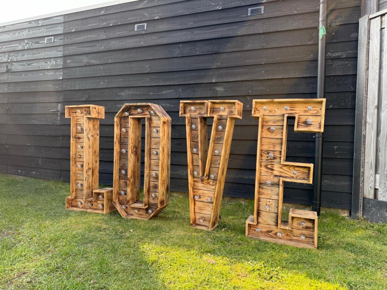 Handmade houten love lichtletters XL verhuur/verkoop