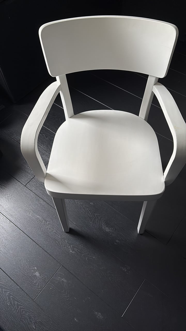 Witte vintage stoeltjes met leuning