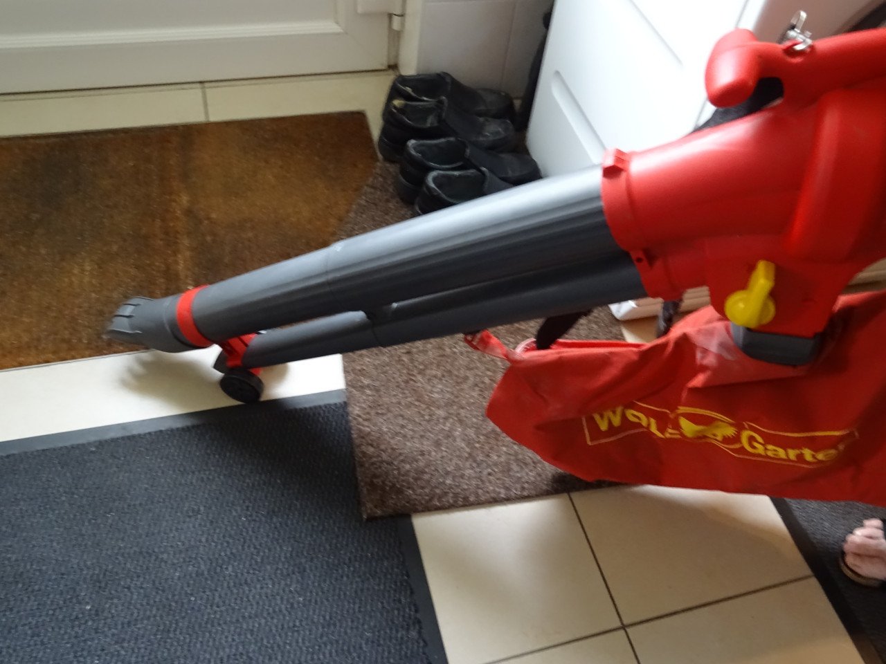Te koop bladblazer en zuigen een keer gebruikt te zwaar voor ons 220/volt e
