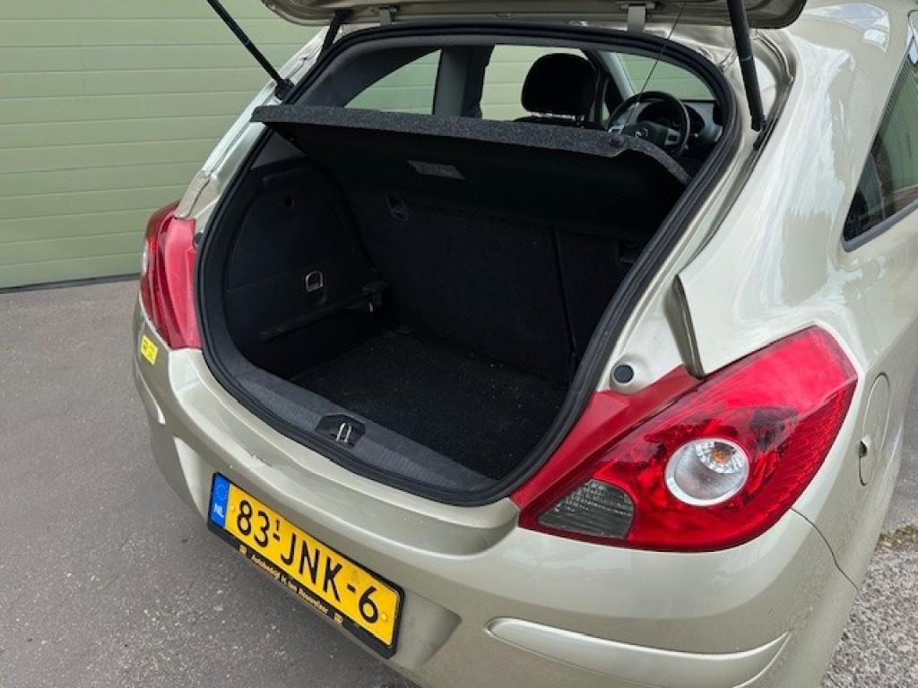 Opel Corsa 1.2 16v edition automaat