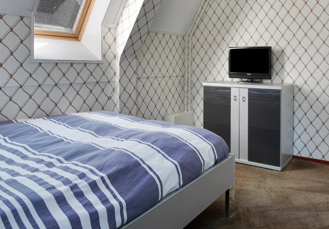 Bed 140 x 210 + nachtkastje + kast