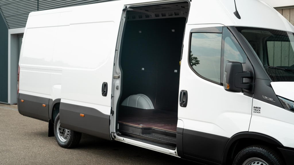 Iveco Daily 35s16v 2.3 410 h2 | direct leverbaar | complete betimmering laa