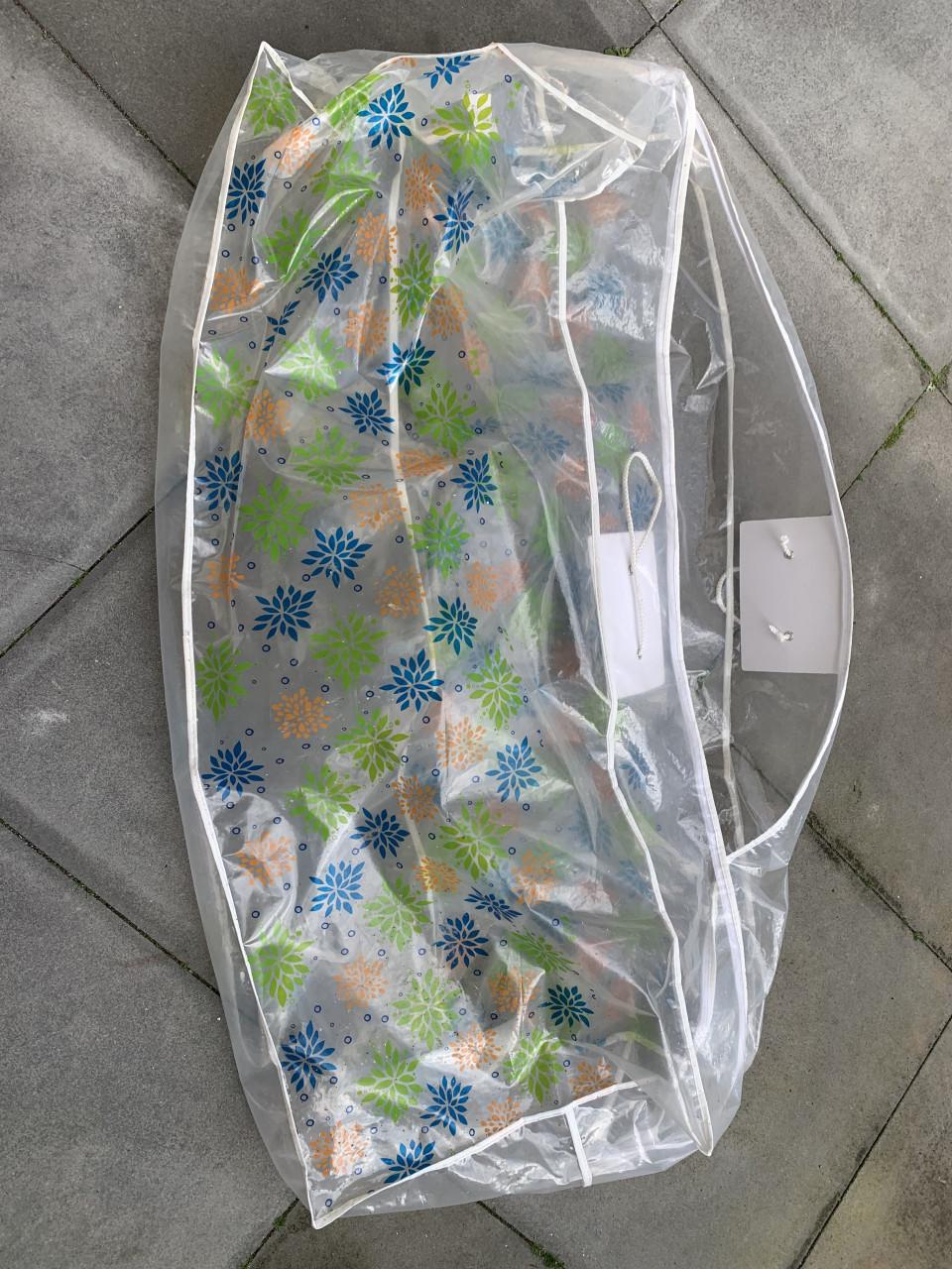 Vier comfortabele tuinkussens + hoes met een stijlvolle tropische bladprint