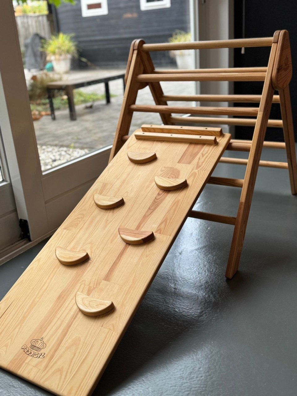 Houten klimdriehoek met glijbaan