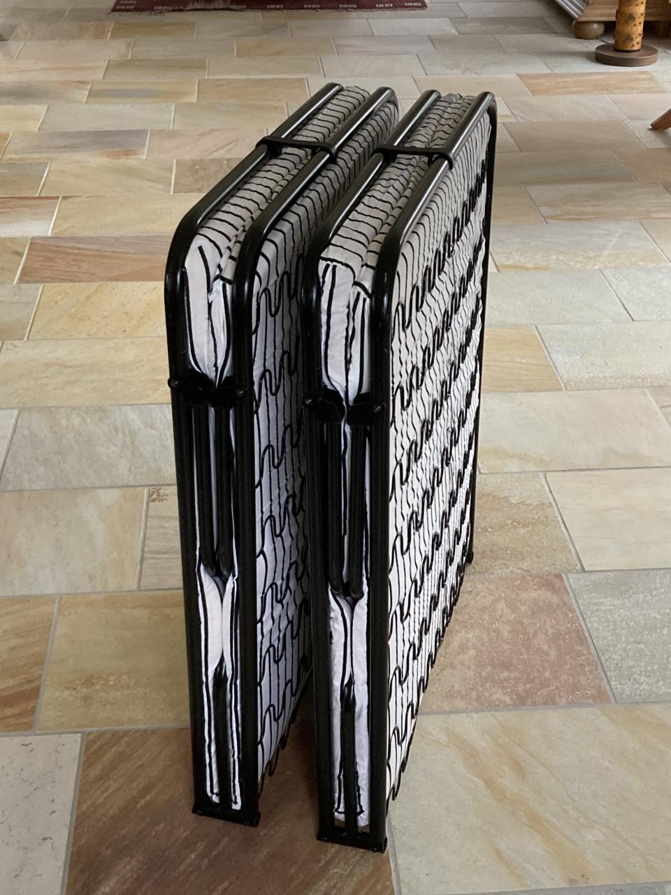 2 inklapbare logeerbedden.