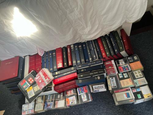 Grote partij postzegelmapjes 3400 stuks