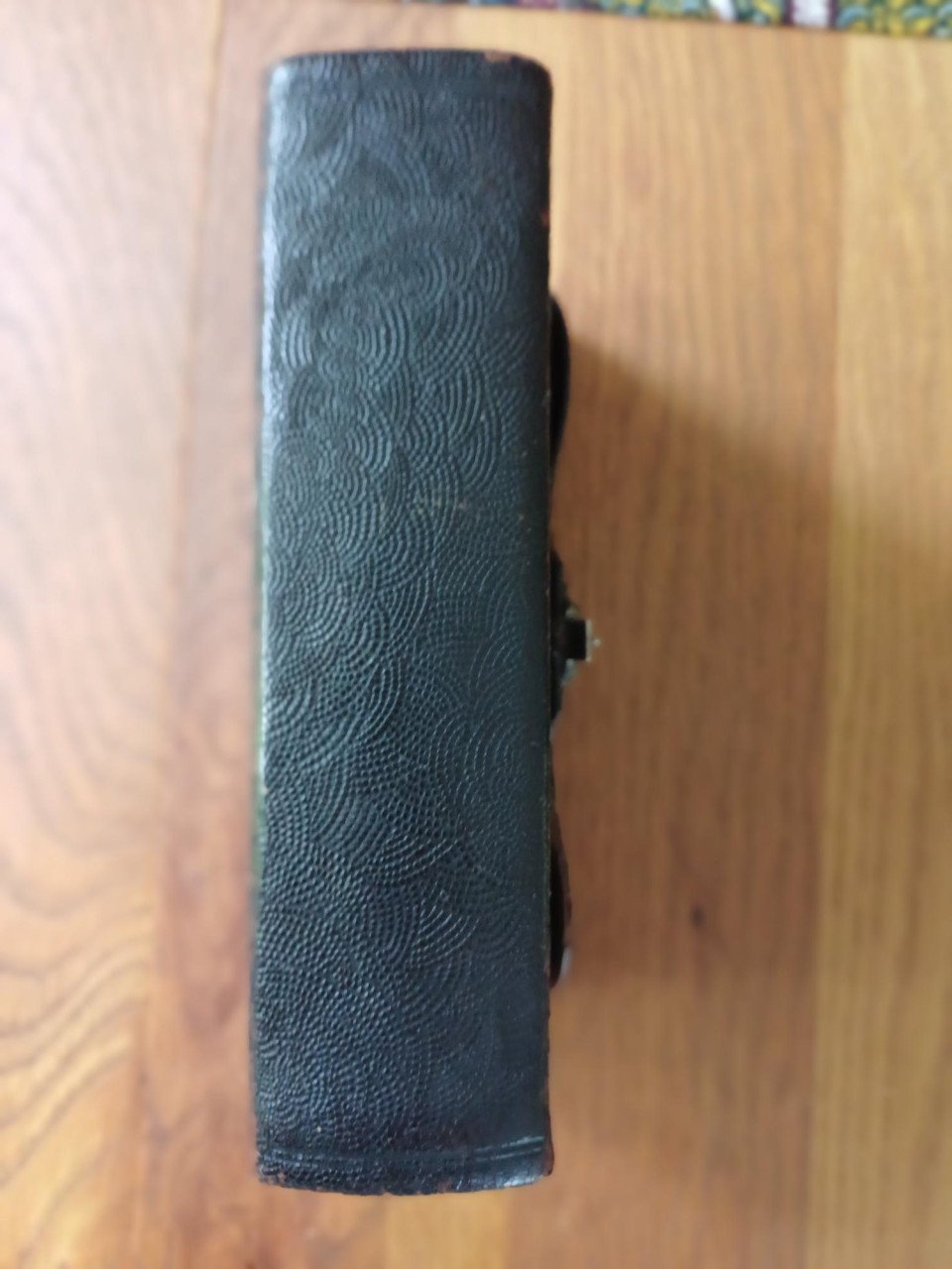 Bijbeltje met zilver slot