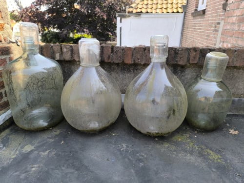 Vintage vergistingesflessen voor wijnmaker of decoratie