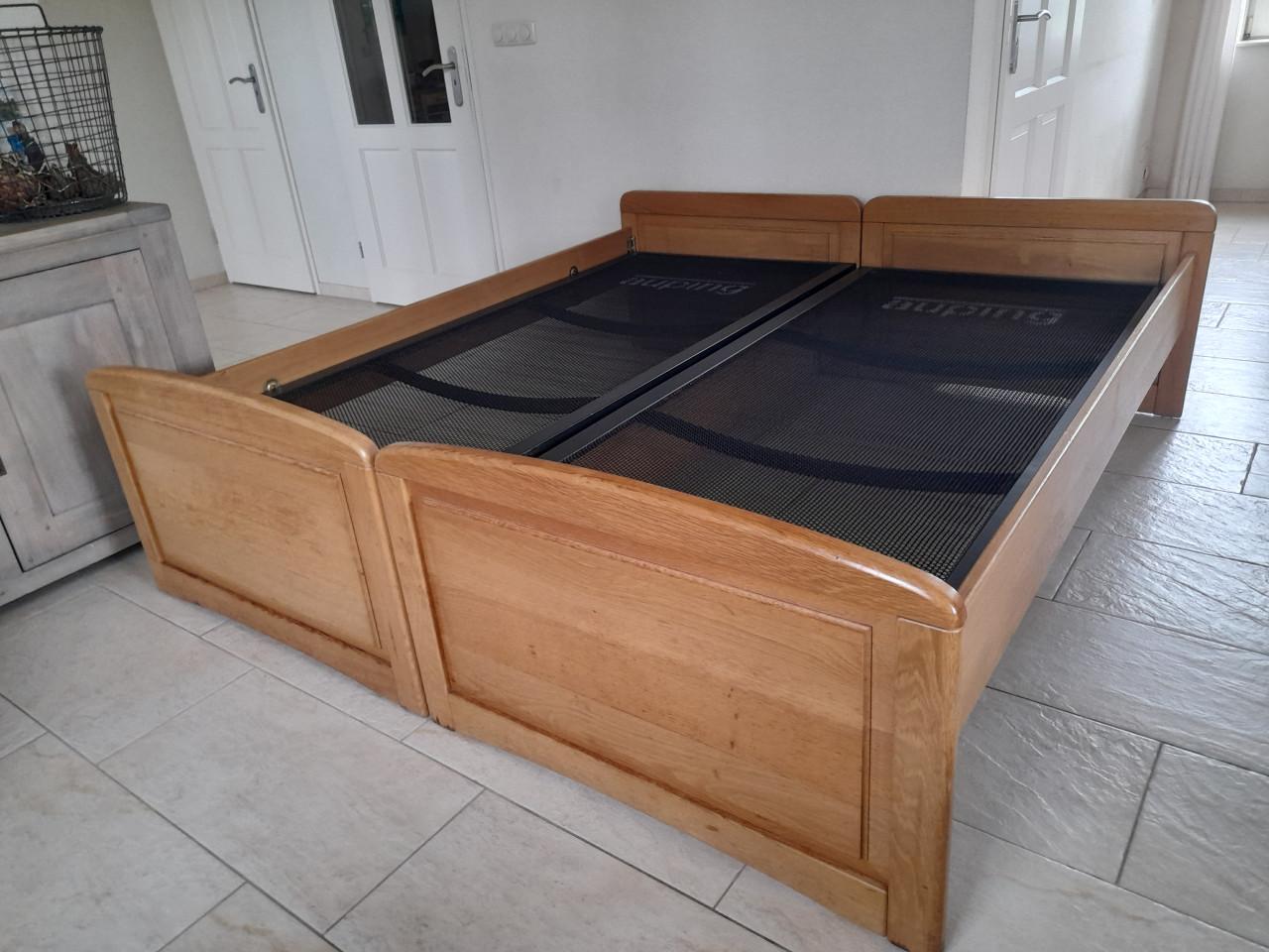 2 x 1 persoons bed 90 x 200 (maakt 2 p bed) met Auping spiralen ( i.g.st.)
