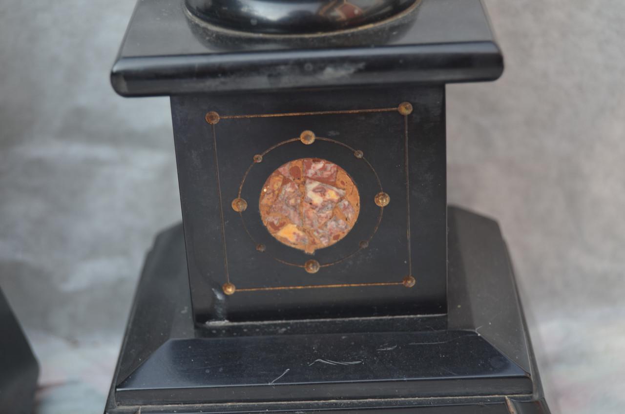 2 Stenen kandelaars deel klokgarnituur 19e eeuws?