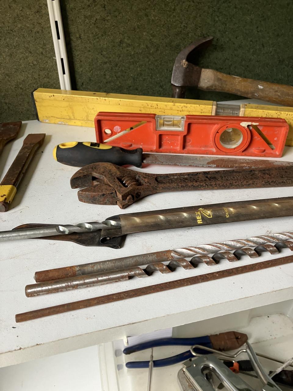 Te koop diverse handgereedschappen liefst in een koop