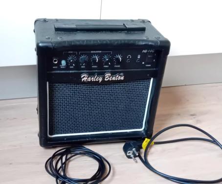 Harley Benton HB-10G gitaar versterker.