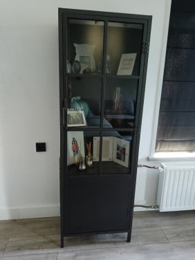 Zwarte vitrine kast