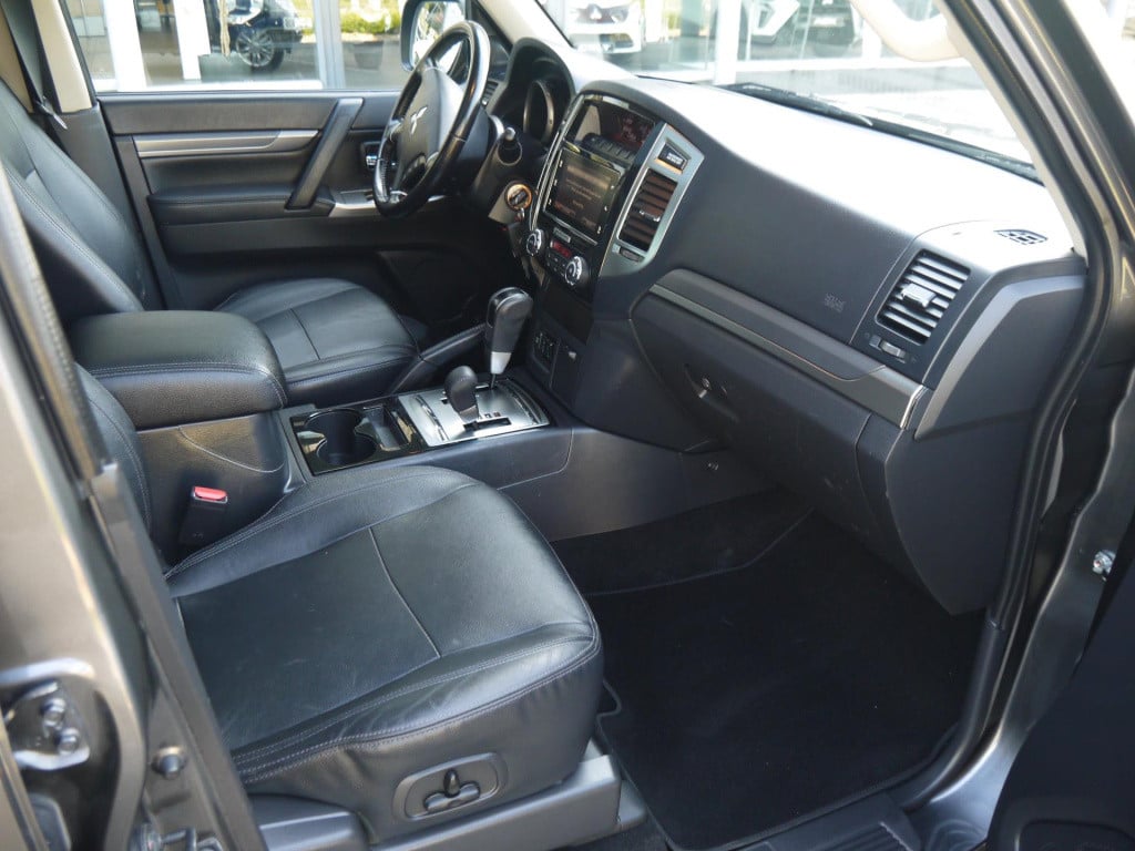 Mitsubishi Pajero 3.2 lwb instyle|trekhaak|achteruitrijcamera|rijklaar