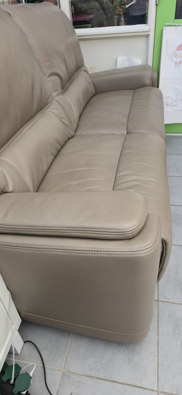 Lederen salon in nieuwstaat met relax zetel 2x2 en 1x 2,5 bankstel