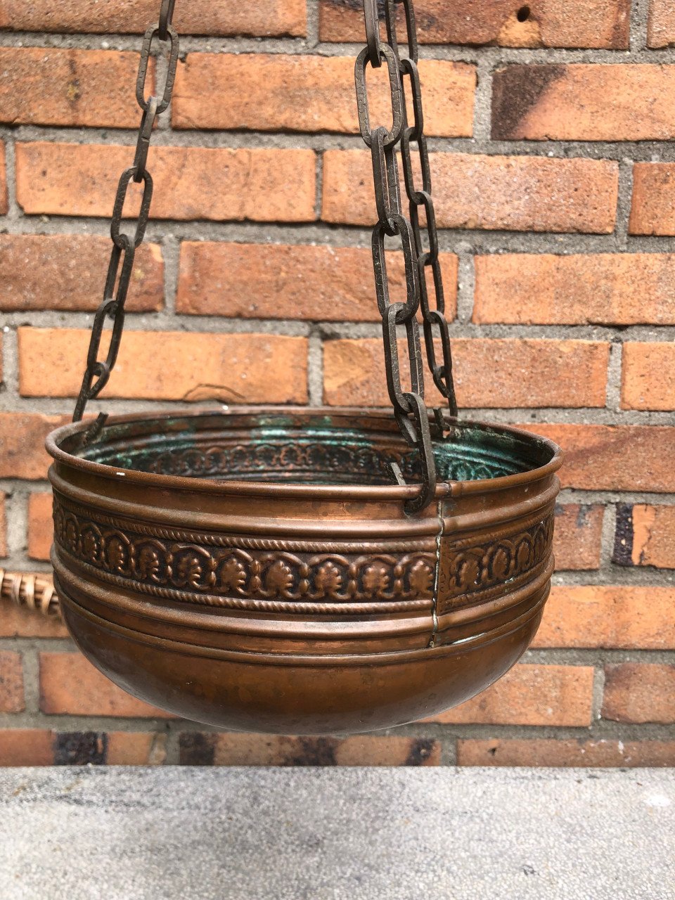Koperen hangpot met ketting.