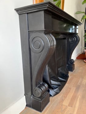 Mooie zwarte antieke schouw voor monumentaal pand of herenhuis