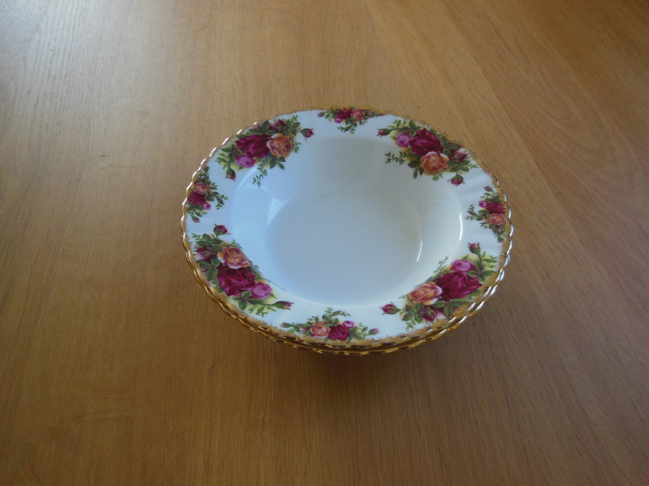 Diepe borden Royal Albert