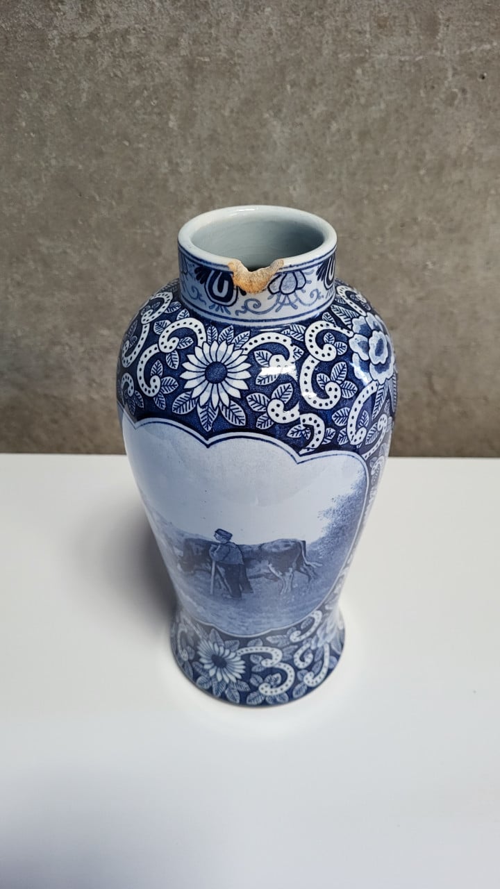 Antieke vaas van delfts blauw