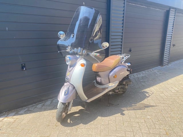 Zeer nete handzame scooter niet te hoog met windscherm en weinig km 499 eur
