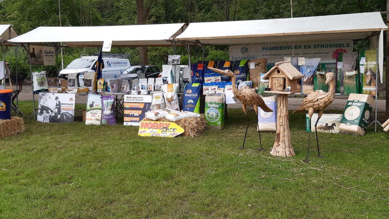 DIERENVOEDERS EN STROOISEL