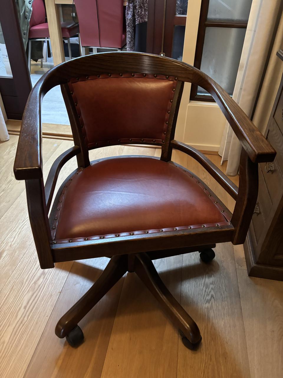 Antiek bureau met bijpassende stoel