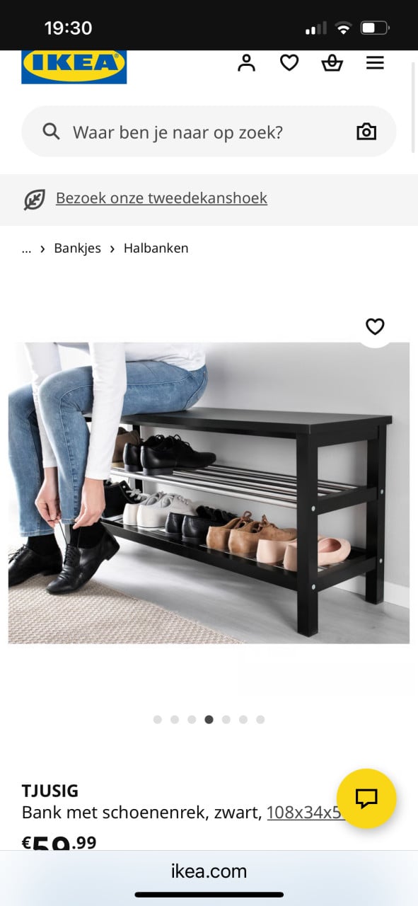 Schoenenrek. Schoenenbankje. Mooi, wit.