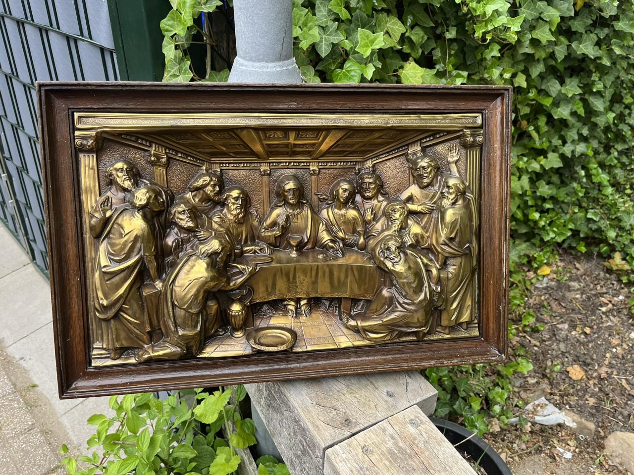 Messing reliëfsculptuur met houten lijst