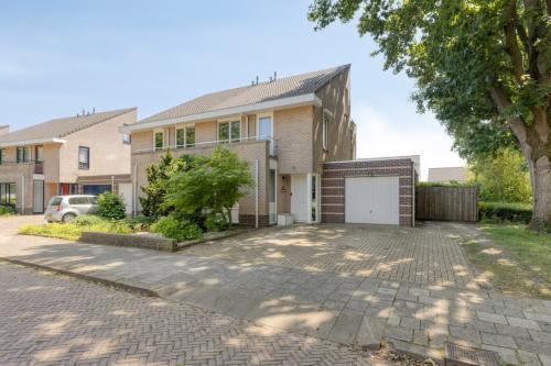 Hoekwoning Goes Oost te koop met ruime oprit, garage en 4 slaapkamers