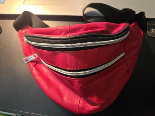Rode leren heuptas , 35x15 cm gemaakt van soepel generfd leer.