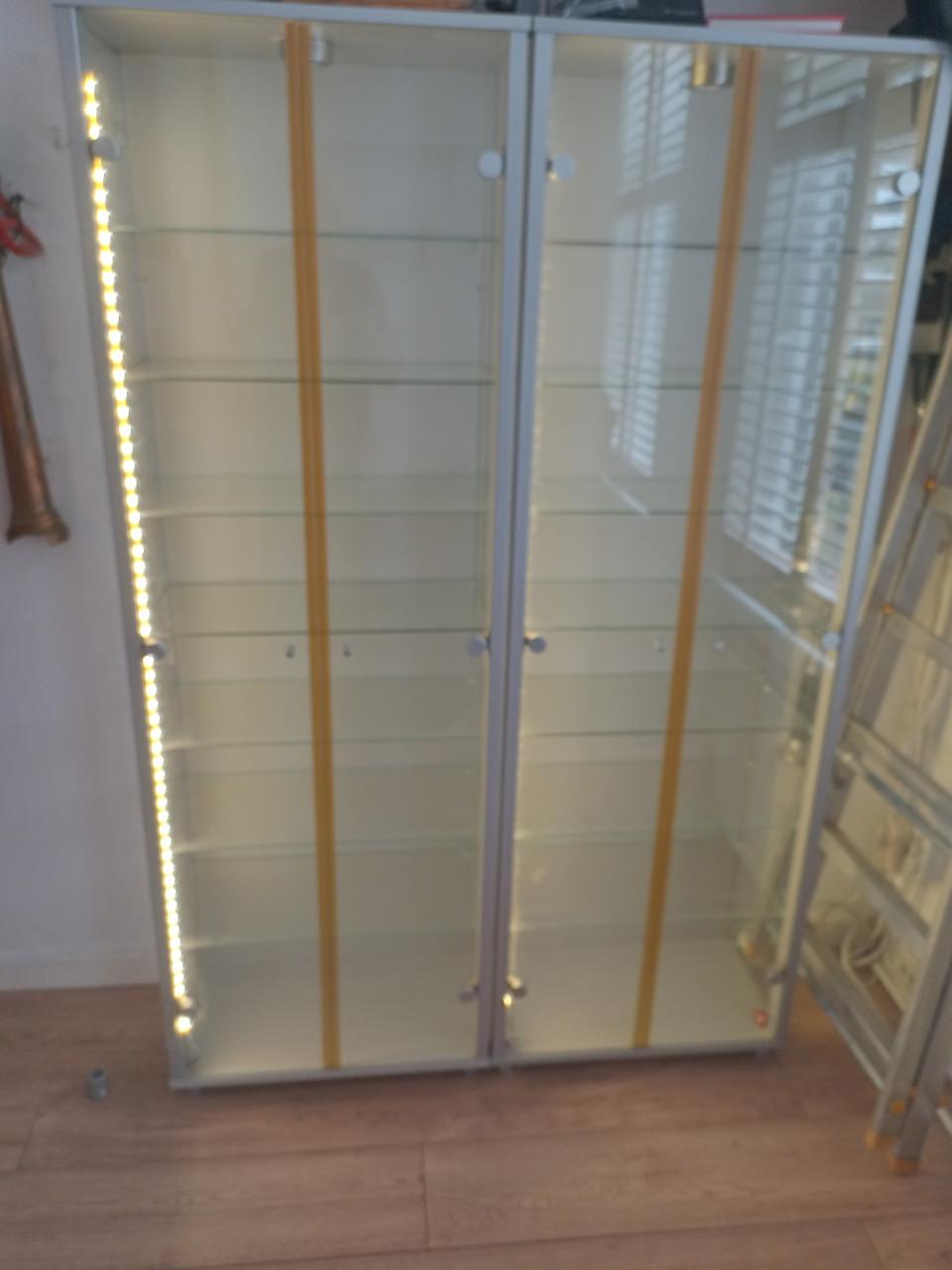 2 identieke vitrinekasten