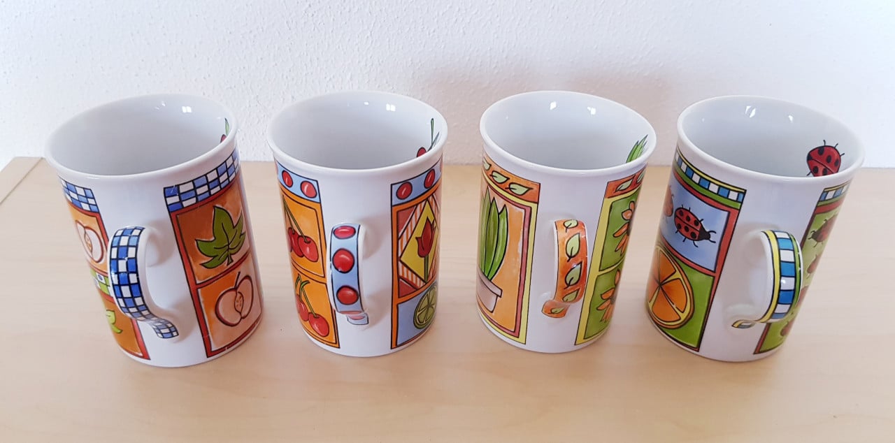 4 kleurrijke porseleinen bekers, 10 cm hoog