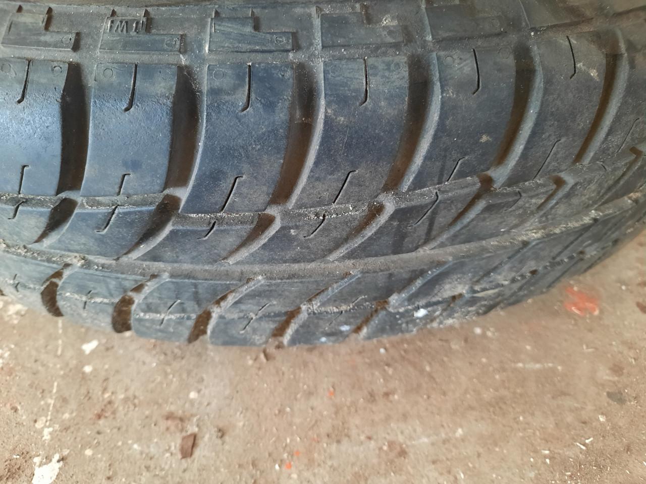 Reservewiel aanhanger kar aanhangwagen. 2 verschillende types