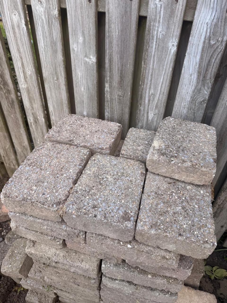 GRATIS af te halen: betonklinkers 20 x 15