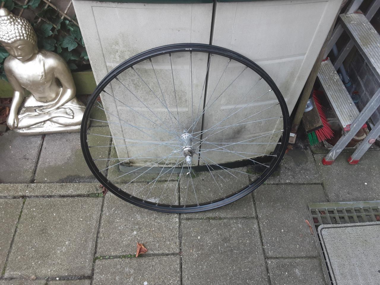 28 inch achterwiel met terugtraprem  ( zwarte velg  )