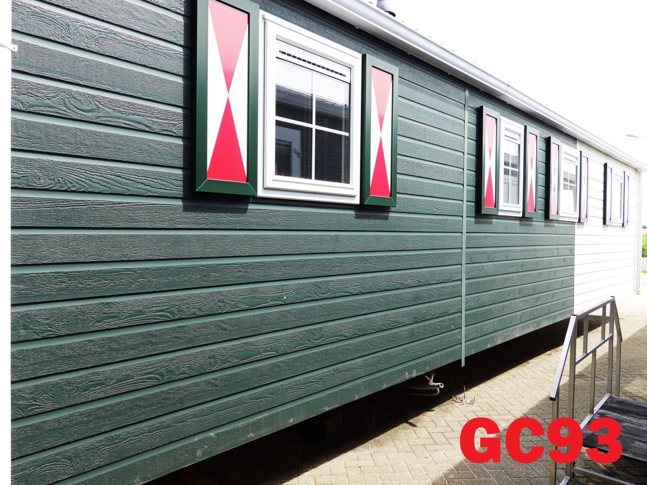 Keurig MAAT chalet met dubbel glas, CV en 2 slaapkamers te koop